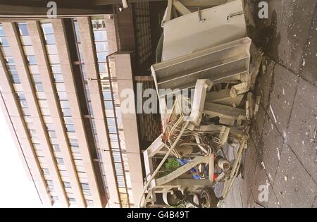 La scène où le berceau d'un nettoyeur de fenêtre plongea huit étages de l'extérieur de l'immeuble de bureaux de Midland Bank dans Lower Thames Street, dans la ville de Londres, aujourd'hui (Weds), tuant deux hommes. Photo par LE SERVICE D'AMBULANCE DE LONDRES. Voir PA Story ACCIDENT Cradle. Banque D'Images