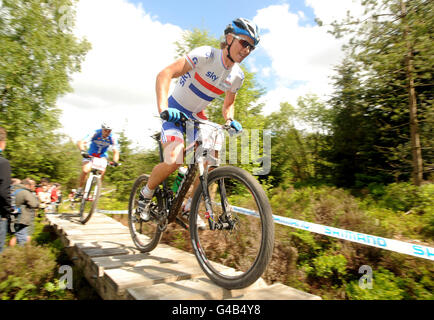 Liam Killeen, en Grande-Bretagne, en action lors de la coupe du monde olympique de vélo de montagne 2 de Cross Country Elite pour hommes, au cours du troisième jour de la série mondiale de vélo de montagne UCI, dans la forêt de Dalby, dans le Yorkshire. Banque D'Images