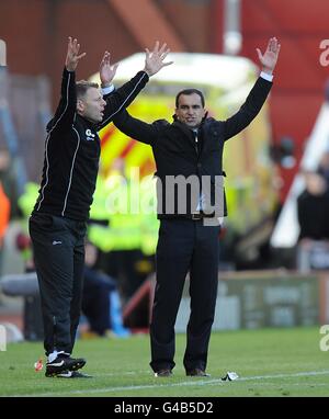 Football - Barclays Premier League - Stoke City / Wigan Athletic - Britannia Stadium.Roberto Martinez, le directeur de Wigan Athletic (à droite) sur la ligne de contact Banque D'Images