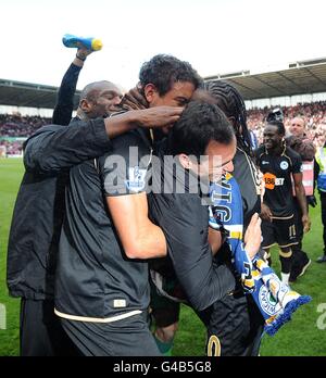 Football - Barclays Premier League - Stoke City / Wigan Athletic - Britannia Stadium.Roberto Martinez, le Manager de Wigan Athletic, célèbre avec ses joueurs après le match Banque D'Images