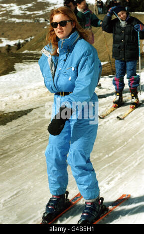 PA NEWS PHOTO 19/2/98 LA DUCHESSE DE YORK affronte les pentes avec son bras droit attaché après sa chute sur son séjour au ski DANS LA STATION DE VERBIER EN SUISSE. Avec son ex-MARI EST LE DUC D'YORK ET SES DEUX FILLES, LA PRINCESSE Beatrice et Eugenie Banque D'Images