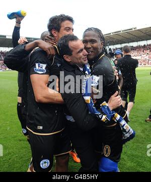 Football - Barclays Premier League - Stoke City / Wigan Athletic - Britannia Stadium.Roberto Martinez, le Manager de Wigan Athletic, célèbre avec ses joueurs après le match Banque D'Images