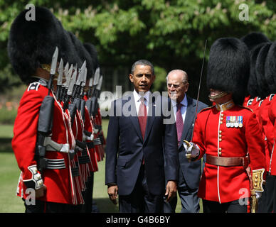 LE président AMÉRICAIN Barack Obama inspecte la garde d'honneur du 1er bataillon Scots Guards, lors de l'accueil cérémonial de la reine Elizabeth II et du duc d'Édimbourg dans le jardin du palais de Buckingham dans le cadre de la visite d'État d'Obama au Royaume-Uni et en Irlande. Banque D'Images