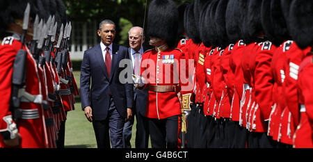 LE président AMÉRICAIN Barack Obama inspecte la garde d'honneur du 1er bataillon Scots Guards, lors de l'accueil cérémonial de la reine Elizabeth II et du duc d'Édimbourg dans le jardin du palais de Buckingham dans le cadre de la visite d'État d'Obama au Royaume-Uni et en Irlande. Banque D'Images