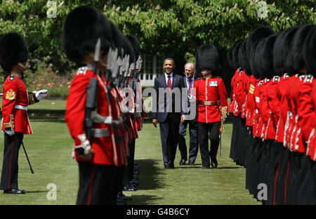 LE président AMÉRICAIN Barack Obama inspecte la garde d'honneur du 1er bataillon Scots Guards, lors de l'accueil cérémonial de la reine Elizabeth II et du duc d'Édimbourg dans le jardin du palais de Buckingham dans le cadre de la visite d'État d'Obama au Royaume-Uni et en Irlande. Banque D'Images