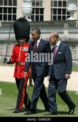 LE président AMÉRICAIN Barack Obama se prépare à inspecter la garde d'honneur du 1er bataillon Scots Guards, lors de l'accueil cérémonial de la reine Elizabeth II et du duc d'Édimbourg dans le jardin du palais de Buckingham dans le cadre de la visite d'État d'Obama au Royaume-Uni et en Irlande. Banque D'Images