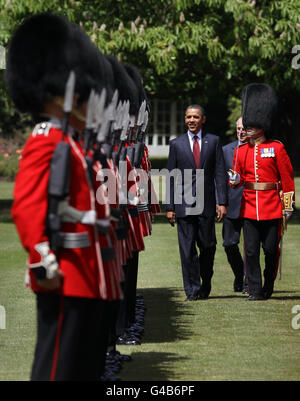 LE président AMÉRICAIN Barack Obama inspecte la garde d'honneur du 1er bataillon Scots Guards, lors de l'accueil cérémonial de la reine Elizabeth II et du duc d'Édimbourg dans le jardin du palais de Buckingham dans le cadre de la visite d'État d'Obama au Royaume-Uni et en Irlande. Banque D'Images