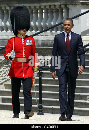 Un officier des Scots Guards conduit le président américain Barack Obama À inspecter la garde d'honneur le 1er bataillon des Scots Guards,Lors de l'accueil cérémonial de la reine Elizabeth II et du duc d'Édimbourg dans le jardin de Buckingham Palace dans le cadre de la visite d'État d'Obama au Royaume-Uni et en Irlande. Banque D'Images