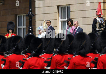 LE président AMÉRICAIN Barack Obama et la première dame Michelle Obama regardent la garde d'honneur du 1er bataillon Scots Guards, lors de l'accueil cérémonial par la reine Elizabeth II et le duc d'Édimbourg dans le jardin du Palais de Buckingham dans le cadre de la visite d'État d'Obama au Royaume-Uni et en Irlande. Banque D'Images