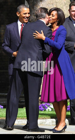 LE président AMÉRICAIN Barack Obama et sa femme Michelle sont accueillis par le Premier ministre britannique David Cameron devant le 10 Downing Street alors que le président se lance dans une visite d'État de trois jours au Royaume-Uni. Banque D'Images
