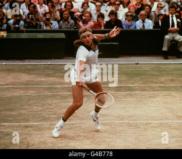 PA NEWS PHOTO 7/7/79 Le suédois BJORN BORG EN ACTION SUR LE COURT CENTRAL DURANT LA MENS tennis de Wimbledon À LONDRES de finale contre ROSCOE TANNER DES États-unis. BJORN BORG A GAGNÉ LE MATCH POUR DEVENIR CHAMPIONNE POUR UNE QUATRIÈME ANNÉE CONSÉCUTIVE RECORD Banque D'Images