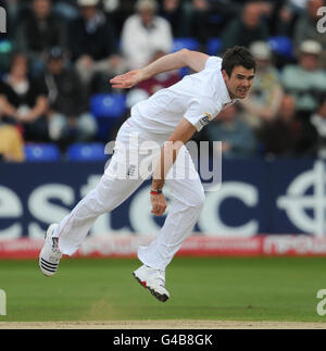 James Anderson en Angleterre dans une action de bowling contre le Sri Lanka. Banque D'Images