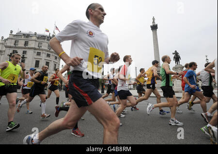 Cinquante coureurs de club invités ont passé Trafalgar Square sur le Marathon de course olympique de 2012 à Londres lors du premier test organisé par le Comité d'organisation de Londres 2012 (LOCOG). Banque D'Images