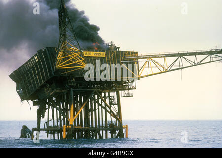 Les restes brûlants de la plate-forme pétrolière Piper Alpha en mer du Nord suite à une explosion à bord. L'incendie a causé la mort de 168 personnes. Banque D'Images