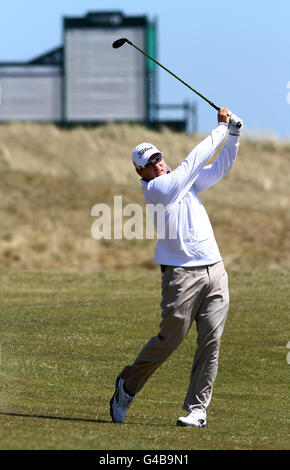 Le champion de l'Open 2003 Ben Curtis joue sur le 17e green lors d'un photocall au Royal St George's à Sandwich, dans le Kent. Banque D'Images