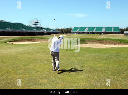 Le champion de l'Open 2003 Ben Curtis joue sur le 18e green lors d'une séance photo au Royal St George's à Sandwich, dans le Kent. Banque D'Images