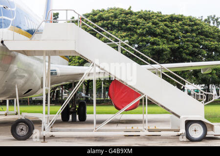 Avion avec escalier passager Banque D'Images