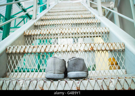 Sneakers sur l'escalier. La première étape. Banque D'Images