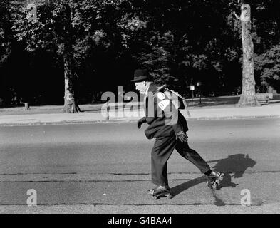 LT Commander W.G Boaks partant de Marble Arch en patins à roulettes, dans une course pour marquer le 50ème anniversaire du vol de Louis Bleriot, en utilisant n'importe quel type de transport. Banque D'Images