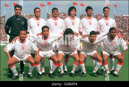 Coupe du monde 1998 PHOTO AFP Tunisie (G-D debout) Chokri Elouar, Ferid Chouchene, Khaled Badra, Siraje Chihi, Mounir Boukaddida,Sami Trabelsi (première ligne de gauche à droite) Skender Souyah, Adel Sellimi, Riadh Bouazizi, Zoubeir Beya, Mehdi Ben Slimane AFP/Fethi BELAID Tunisie (de G D debout) Chokri Elouar, Ferid Chouchene, Khaled Badra, Siraje Chihi, Mounir Boukda,Sami Trabelsi (de G D accroupis) Skender Souyah, Adel Sellimi, Riadh Bouazizi, Zoubeir Beya, Mehdi Ben Slimane AFP/Fethi BELAID Banque D'Images