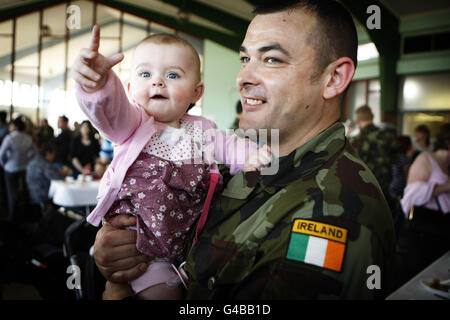 Fran Hayden, du 104e Bataillon d'infanterie, tient sa fille Gracie Hayden, à la caserne de Custume, Athlone Co.Westmeath, alors qu'il se prépare à se rendre au Liban avec les Forces de défense pour les fonctions de l'ONU. Banque D'Images