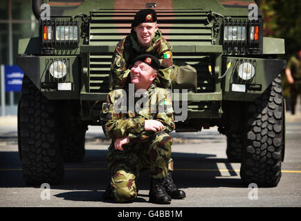 Le Sgt Brian Kearney avec son fils, le Soldat Dean Kearney, à la caserne de Custume, Athlone Co.Westmeath, alors qu'ils se préparent à se rendre au Liban avec les Forces de défense pour les fonctions de l'ONU. Banque D'Images