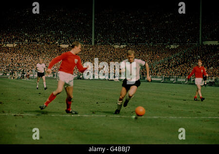 PA NEWS PHOTO 30/7/66 JACK CHARLTON ET TENU DE L'ALLEMAGNE DE L'OUEST EN ACTION PENDANT LA FINALE DE LA COUPE DU MONDE À WEMBLEY, LONDRES Banque D'Images