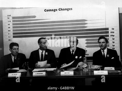 LORD FISKE (DEUXIÈME EN PARTANT DE LA DROITE), PRÉSIDENT DU CONSEIL DE LA MONNAIE DÉCIMALE, EN PHOTO AVEC TROIS DES FONCTIONNAIRES DU CONSEIL DE GAUCHE À DROITE : M. A. R. BUTLER (CHEF DU GROUPE DE SOUTIEN TECHNIQUE), M. A RICHARDSON (CHEF DES RELATIONS PUBLIQUES) ET M. N.E.A. MOORE (SECRÉTAIRE DU CONSEIL) LORS D'UNE CONFÉRENCE DE PRESSE POUR EXAMINER LES PROGRÈS RÉALISÉS DANS LE CADRE DU PROGRAMME DECIMILISATION DE LA GRANDE-BRETAGNE POUR LE ROYAUME-UNI ET LE PASSAGE À LA MONNAIE DÉCIMALE AU SIÈGE DU CONSEIL À NORTHUMBERLAND AVENUE, LONDRES. Banque D'Images