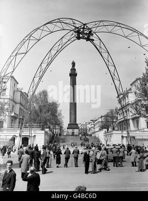 La statue du Duc de York est encadrée par l'une des arches décoratives géantes érigées dans le Mall for the Coronation of Queen Elizabeth II Banque D'Images