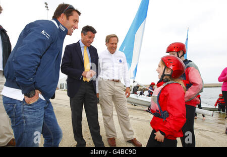 Lord Sebastian COE, Ben Ainslie (à gauche) et Président de la WPNSA John Tweed rencontrent aujourd'hui des écoliers à la Weymouth et à l'Académie nationale de voile de Portland à Dorset, au début de la Skandia Sail for Gold Regatta. Banque D'Images