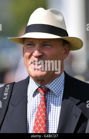 Courses hippiques - Festival de mai - totesport Cup Day - Hippodrome de Chester. John Gosden, formateur Banque D'Images