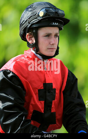 Courses hippiques - TFI Friday - Hippodrome de Nottingham. Kieran T O'Neill, jockey Banque D'Images