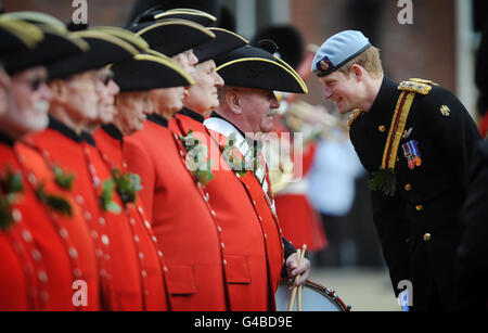 Le Prince Harry rencontre les retraités de Chelsea lors de la parade du fondateur à l'Hôpital Royal Chelsea, Londres. Banque D'Images