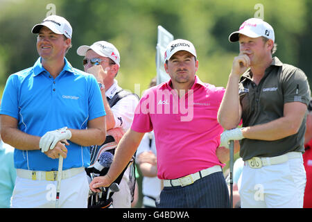 (Gauche-droite) Peter Hanson en Suède, Graeme McDowell en Irlande du Nord et Jamie Donaldson au pays de Galles parlent pendant la deuxième journée de l'Open 2011 de Saab Wales au Celtic Manor Resort, Newport. Banque D'Images