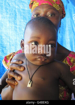 Mère de trois enfants Wuya Sannoh, 20 ans, avec son fils de neuf mois Abubakarr, au Centre de santé communautaire de Gondama, dans la jungle des palmiers, à 11 kilomètres de la deuxième ville de Sierra Leone, Bo. Banque D'Images