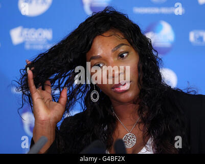 Serena Williams, des États-Unis, s'entretient avec les journalistes lors d'une conférence de presse lors de l'AEGON International à Devonshire Park, Eastbourne. Banque D'Images