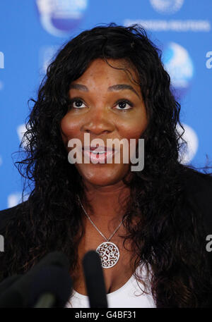 Serena Williams, des États-Unis, s'entretient avec les journalistes lors d'une conférence de presse lors de l'AEGON International à Devonshire Park, Eastbourne. Banque D'Images