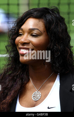 Serena Williams, des États-Unis, s'entretient avec les journalistes lors d'une conférence de presse lors de l'AEGON International à Devonshire Park, Eastbourne. Banque D'Images