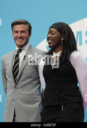 David Beckham, ambassadeur mondial des Jeux Olympiques de Samsung, et Gabriella Roseje, première candidate au flambeau olympique de Samsung, lors du lancement de la campagne des Jeux Olympiques de Samsung, Jeux Olympiques de tous à Canary Wharf, Londres. Banque D'Images