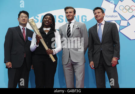 (De gauche à droite) Gyehyun Kwon, le premier candidat au flambeau olympique de Samsung, Gabriella Roseje, l'ambassadeur mondial des Jeux Olympiques de Samsung, David Beckham, et le président du LOCOG Lord COE assistent au lancement de la campagne des Jeux Olympiques de Samsung, les Jeux Olympiques de tous à Canary Wharf, Londres. Banque D'Images