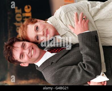 Phillip Schofield qui joue le adorable Doctor Dolittle dans une nouvelle comédie musicale West End a rencontré sa co-star Polynésie (le perroquet) pour être joué par Julie Andrews.Le spectacle sera le premier de Londres à l'Apollo Hammersmith de Labatt le 14 juillet.Photo de Peter Jordan/PA. Banque D'Images