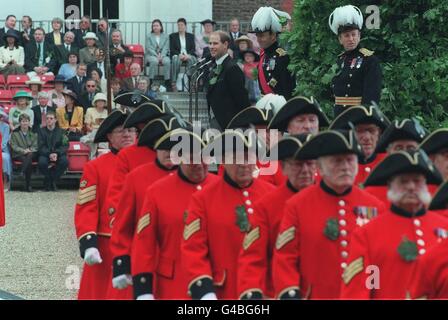 Prince Edward (au centre à tête baretée) le plus jeune fils de la reine Elizabeth II de Grande-Bretagne, passe en revue les fondateurs du défilé à l'hôpital Royal Chelsea aujourd'hui (jeudi). Photos PA Banque D'Images