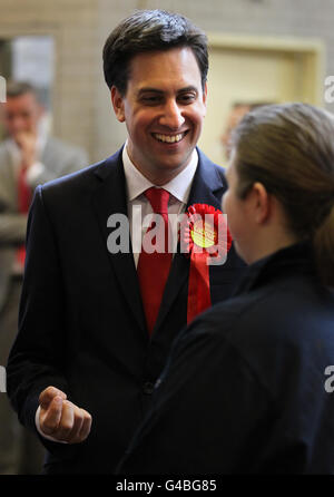 Ed Miliband, chef syndical, lors d'une visite au Collège James Watt à Greenock, se rend dans la région pour soutenir Iain McKenzie, le Labour, qui conteste le siège à l'élection partielle d'Inverclyde. Banque D'Images