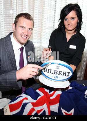 Le capitaine écossais Alastair Kellock avec la serveuse Sarah Murray lors d'une séance photo à l'hôtel Radisson Blu de Glasgow, alors qu'ils annoncent un dîner de gala qui se tiendra à Glasgow avant de prendre l'avion pour la coupe du monde, les recettes du dîner allant au fonds d'appel du tremblement de terre de Christchurch. Banque D'Images