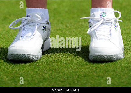 Tennis - Championnats de Wimbledon 2011 - deuxième jour - le club de tennis et de croquet de pelouse de toute l'Angleterre.Les entraîneurs d'une balle-fille pendant la deuxième journée des Championnats de Wimbledon 2011 au All England Lawn tennis and Croquet Club, Wimbledon. Banque D'Images