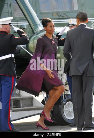 LE président AMÉRICAIN Barack Obama et la première dame Michelle Obama arrivent à l'aéroport de Stansted, près de Londres, à la fin de sa visite d'État en Grande-Bretagne. APPUYEZ SUR ASSOCIATION photo. Date de la photo: Jeudi 26 mai 2011. M. Obama se rendra en France ce matin pour un sommet du groupe des grandes économies du G8. Voir l'histoire de l'AP ROYAL Obama. Le crédit photo devrait se lire : Toby Melville/PA Wire Banque D'Images