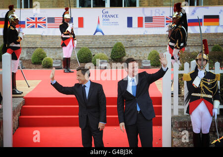 Le Premier ministre David Cameron est accueilli à Deauville en Normandie par le président français Nicolas Sarkozy pour le début du Sommet du G8. Banque D'Images