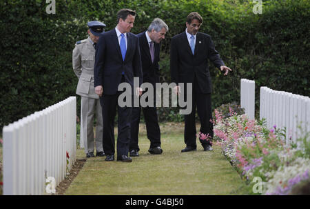 Le Premier ministre David Cameron visite le cimetière militaire de Tourgeville, en France, avant le sommet du G8. Banque D'Images