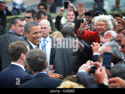 LE président AMÉRICAIN Barack Obama est accueilli par des membres du public lorsqu'il arrive au sommet du G8 à Deauville, en France. Banque D'Images