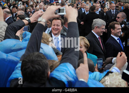 Les dirigeants du G8, dont le Premier ministre David Cameron et le président russe Dimitry Medvedev (à l'extrême droite), rencontrent les populations locales à Deauville pour leur déjeuner après leur première réunion au Sommet du G8 à Deauville, en France. Banque D'Images